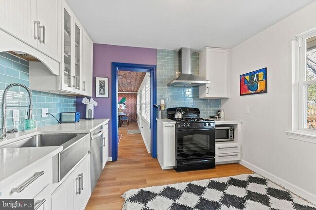 Building Photo - 601 Hanson Ave