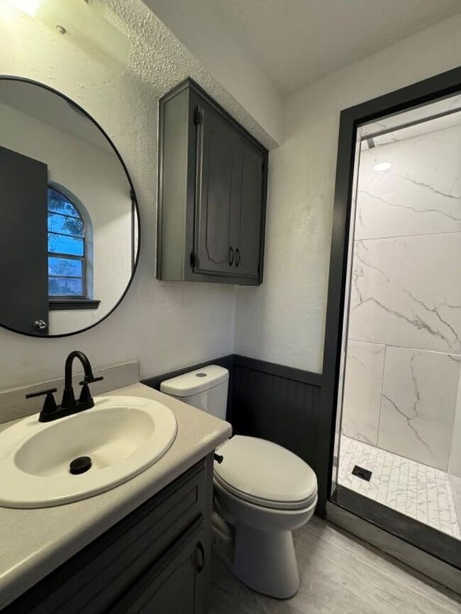 Building Photo - 3 bed one bath all new inside ready for mo...