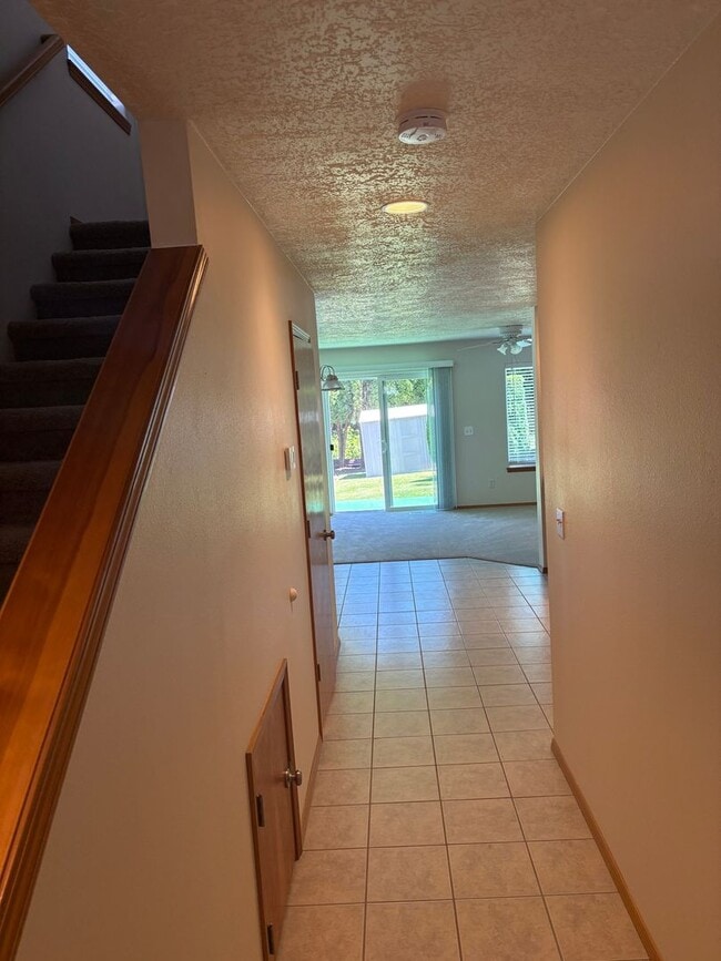Building Photo - 204 SE Kane Dr