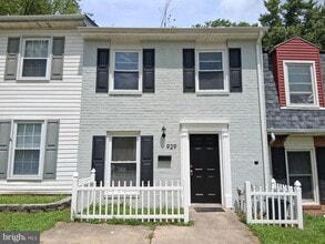 Building Photo - 929 Topview Dr