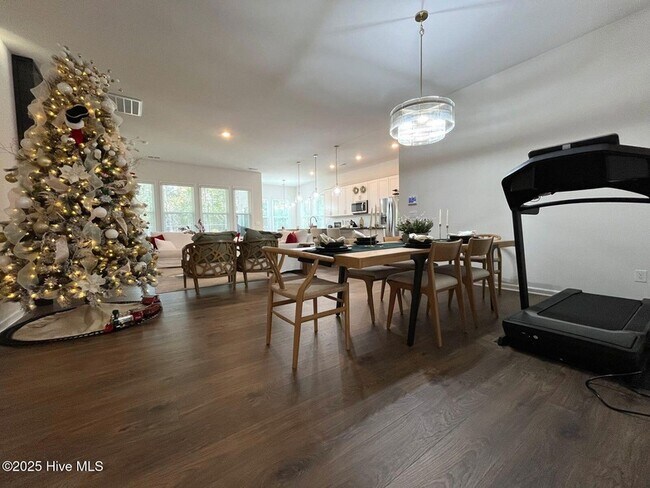 Building Photo - 742 Carnegie court