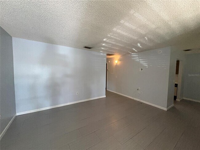 Building Photo - 411 Garden Dr