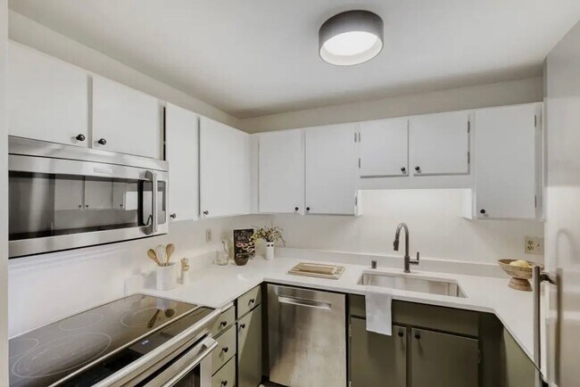 Building Photo - Canterbury Shores Condominiums ~ Madison Park