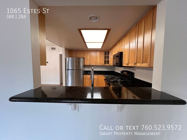 Building Photo - 1065 Estes St