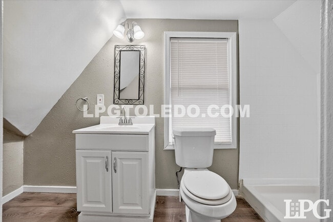 Building Photo - 3905 Peru St