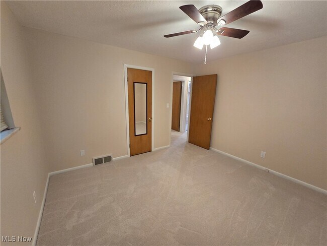 Building Photo - 5229 Evergreen Dr
