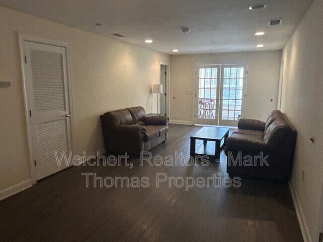 Building Photo - 929 Morreene Rd