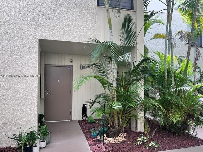 Building Photo - 20200 W Country Club Dr