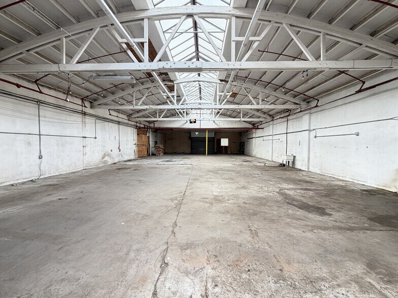 Building Photo - 610 N Albany Ave