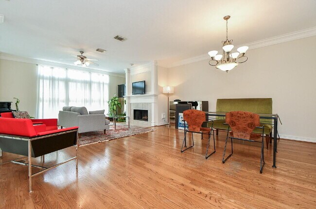Building Photo - Furnished Montrose rental close to everyth...