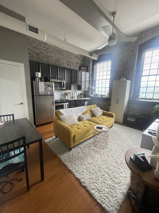 Building Photo - River Lofts West