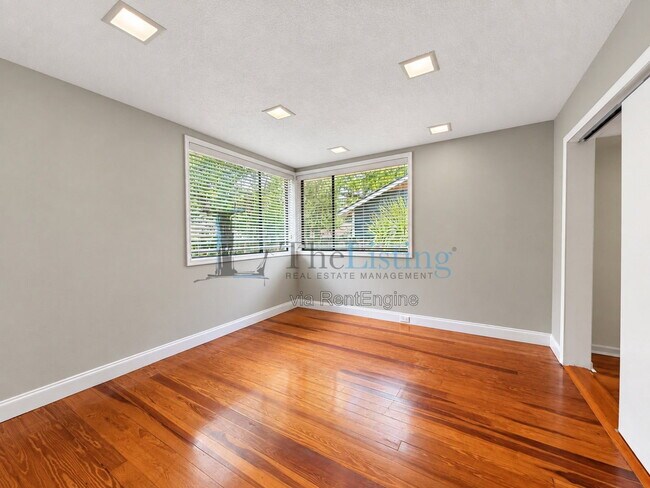 Building Photo - 916 E 25th Ave