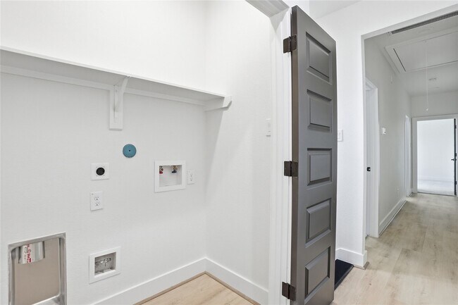 Building Photo - 712 Delano St