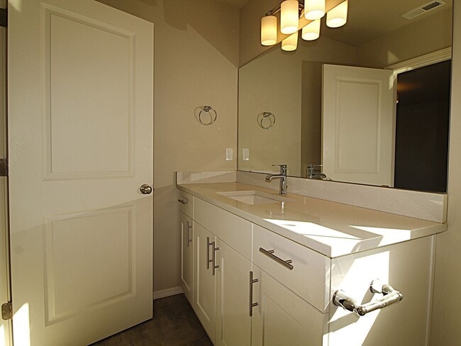 Building Photo - Modern 3x2.5 End Unit Townhome Retreat in NE Bend