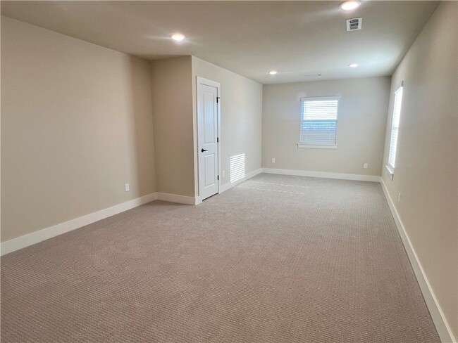 Building Photo - 970 Moksha St