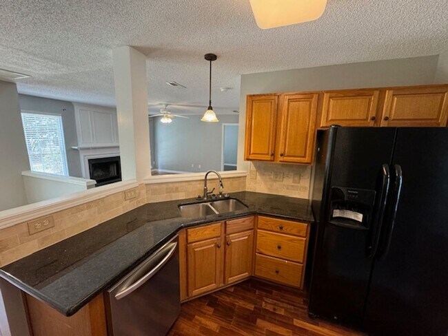 Building Photo - Move-in Ready!