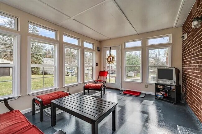 Building Photo - 353 Crescent Gardens Dr