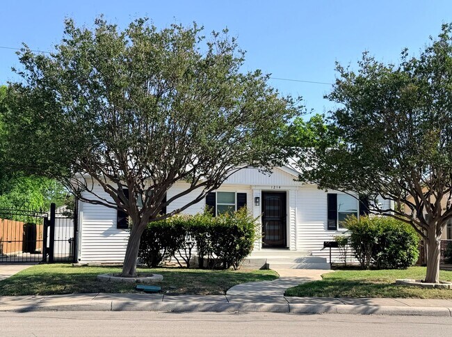 Building Photo - Beautiful Newly Remodeled Home