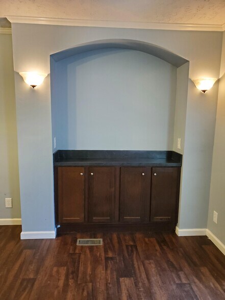 Building Photo - 209 Hickory Ct