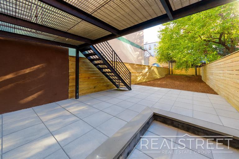 Building Photo - Stunning Brand New Townhouse for Rent in Bushwick!