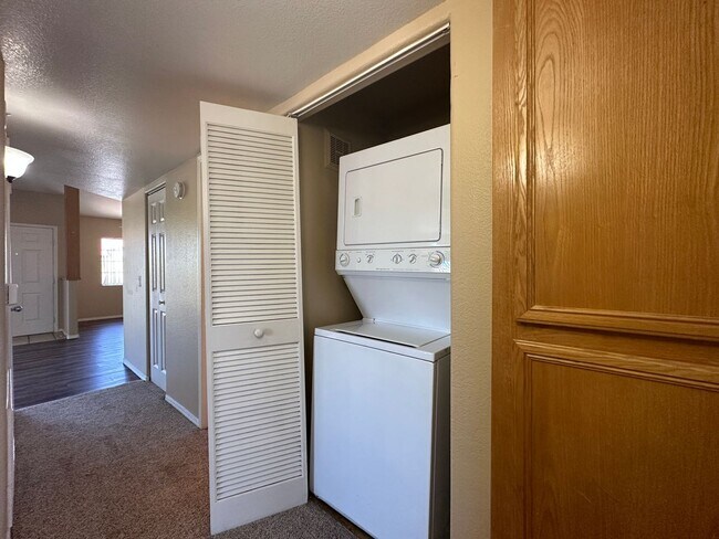 Building Photo - Adorable 3 bedroom Las Vegas Nv condo