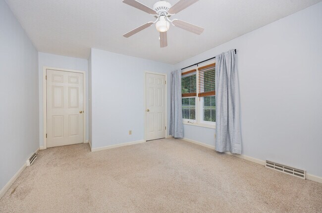 Building Photo - 229 Creekwood Dr