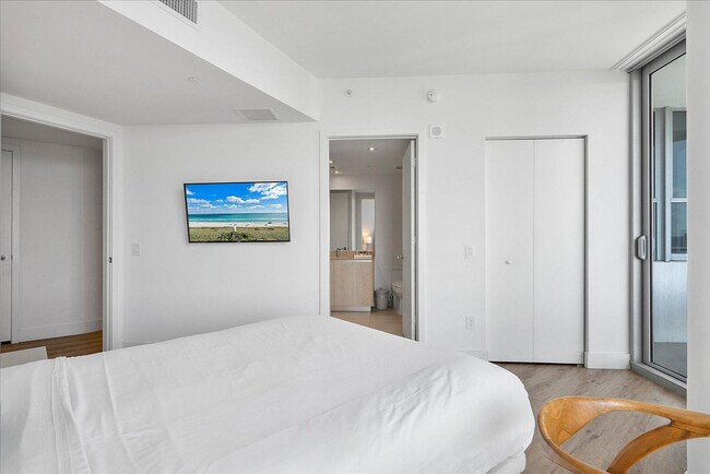 Building Photo - 4011 S Ocean Dr