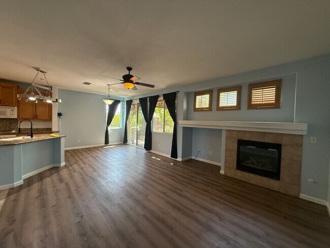 Building Photo - Single-story 3 bedroom, 2 bathroom, plus o...