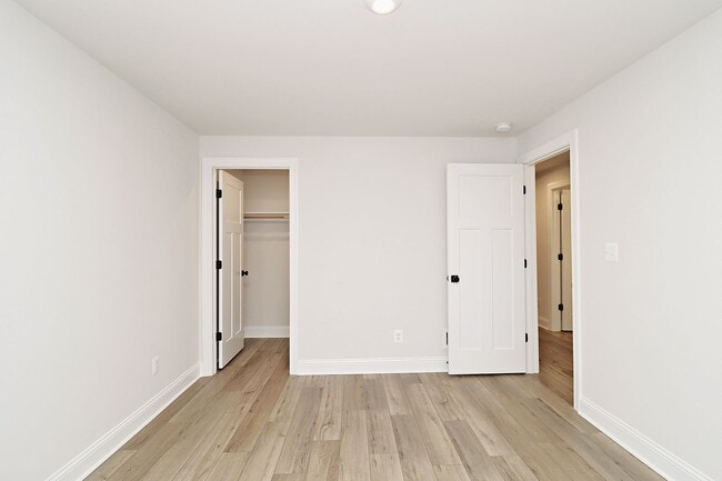 Building Photo - Pet-Friendly Glenbrook Apartment Near Crozet Park