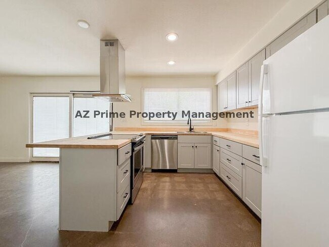 Building Photo - 4440 W Solano Dr N