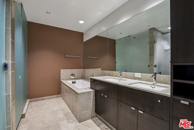 Building Photo - 6250 Hollywood Blvd