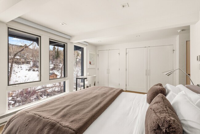 Building Photo - 1039 E Cooper Ave