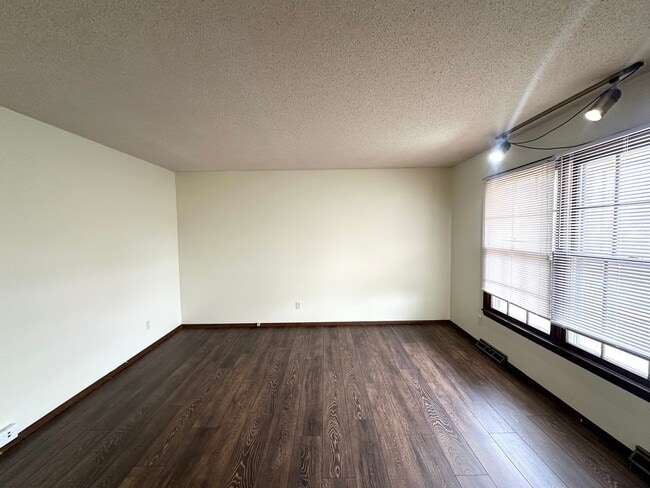 Building Photo - Welcome To Your Spacious Oasis!