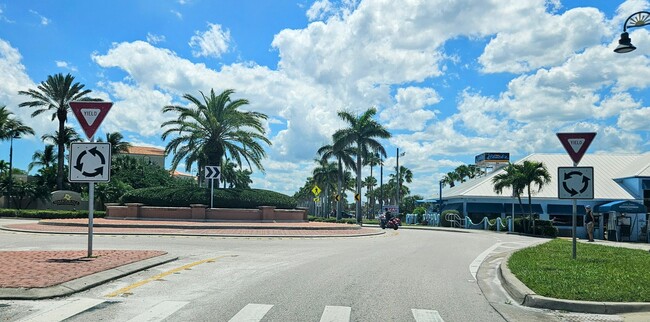 Building Photo - 1150 Bayshore Dr