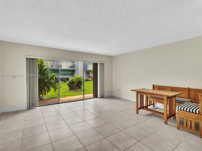 Building Photo - 9367 Fontainebleau Blvd