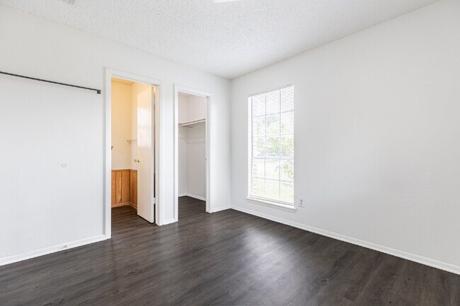 Building Photo - 4910 Tennyson Dr