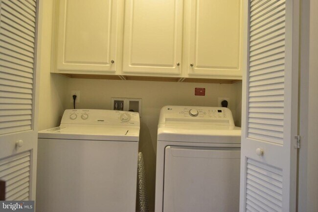 Building Photo - 8659 Rosecrans Ln