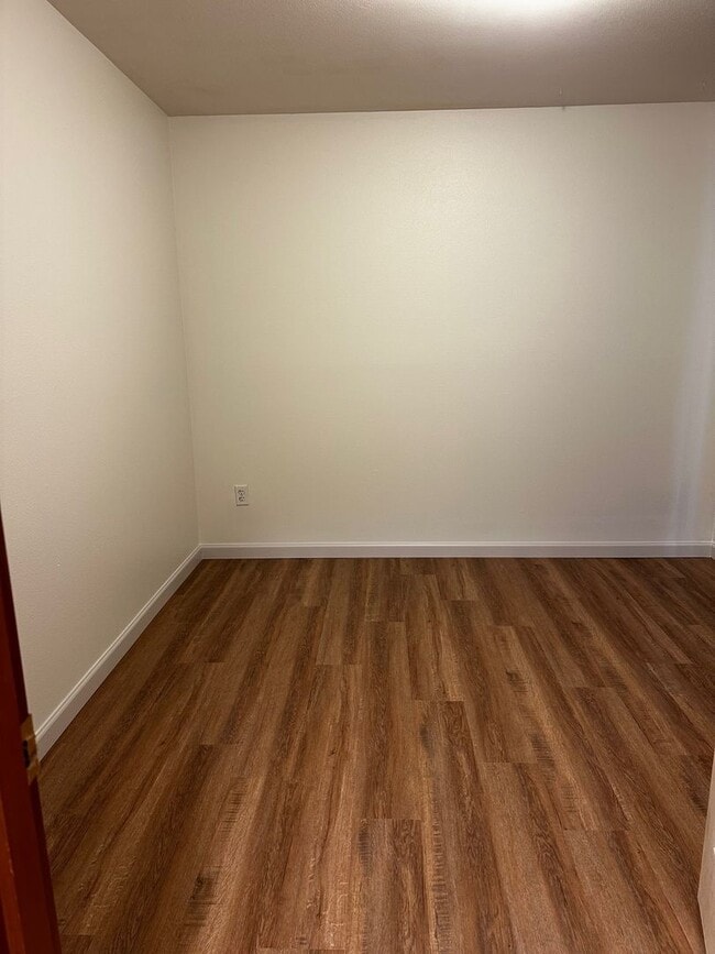 Building Photo - Appealing 2 bed / 1.5 bath townhouse in Greenwood/N Seattle with new flooring