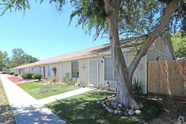 Primary Photo - Ashlan Lagoon Apartments