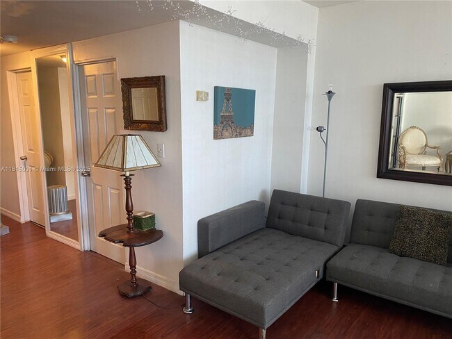 Building Photo - 825 Brickell Bay Dr