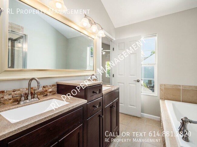 Building Photo - Spacious 3 bedroom 2.5 bathroom condo in W...