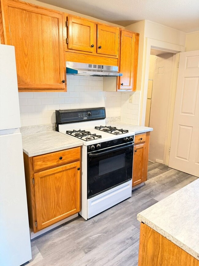 Building Photo - Cute House - 3Bed 1Bath - ONE Block from CMU!!!