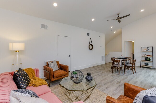 Building Photo - 3404 Saltus St