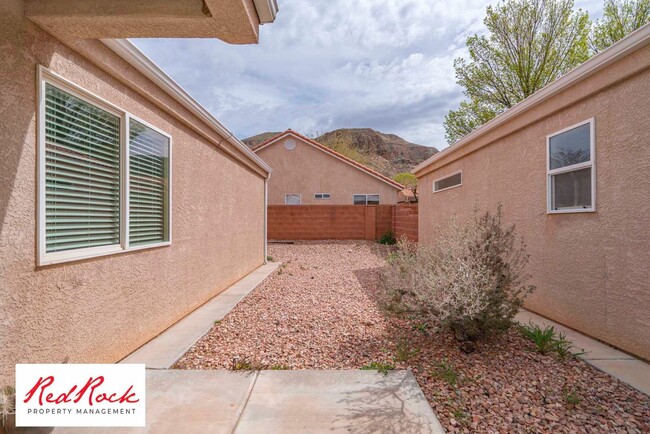 Building Photo - Dog Friendly - 3 Bedroom, 2 Bathroom Prope...