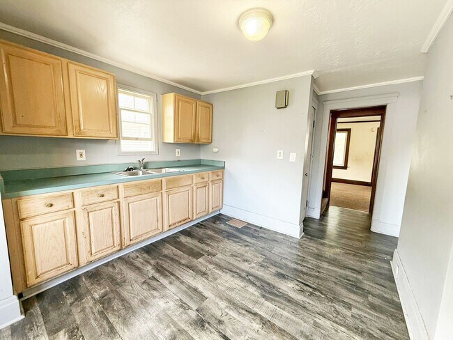 Building Photo - 3 BED 1 BATH BEAUTIFUL SINGLE FAMILY HOME ...