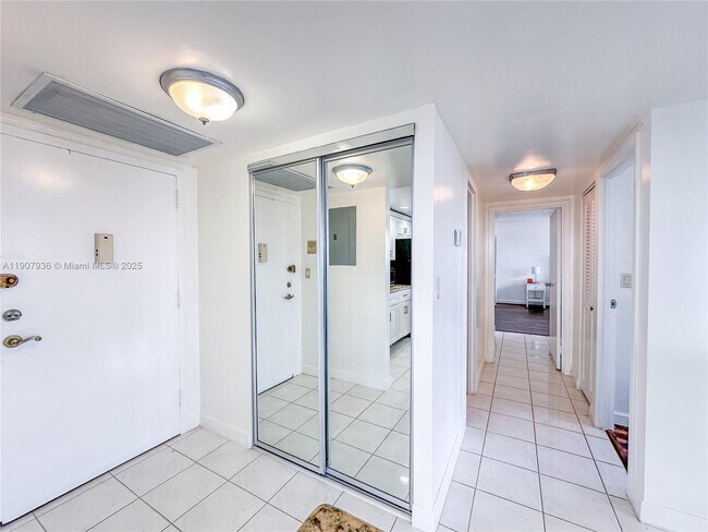 Building Photo - 800 Parkview Dr