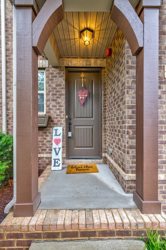 Building Photo - Hendersonville Townhome with Garage, Fireplace & Walk-In Closet