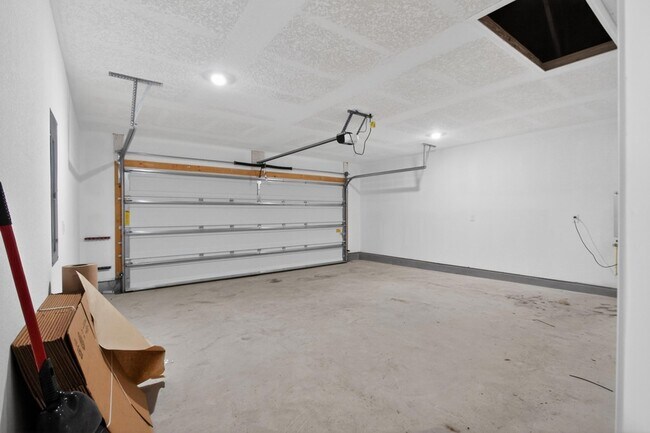 Building Photo - 6817 Interlachen Ln