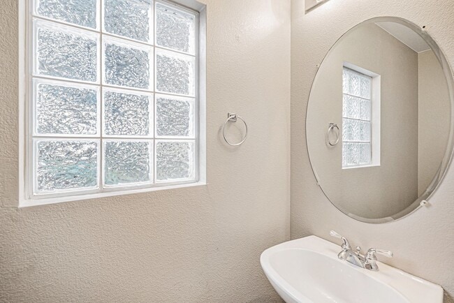 Building Photo - Charming 2-Bedroom Home in Highlands Ranch...
