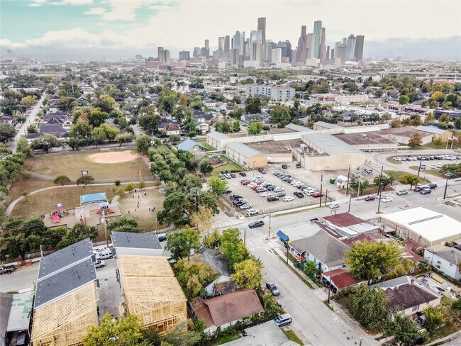 Building Photo - 2303 Chestnut St